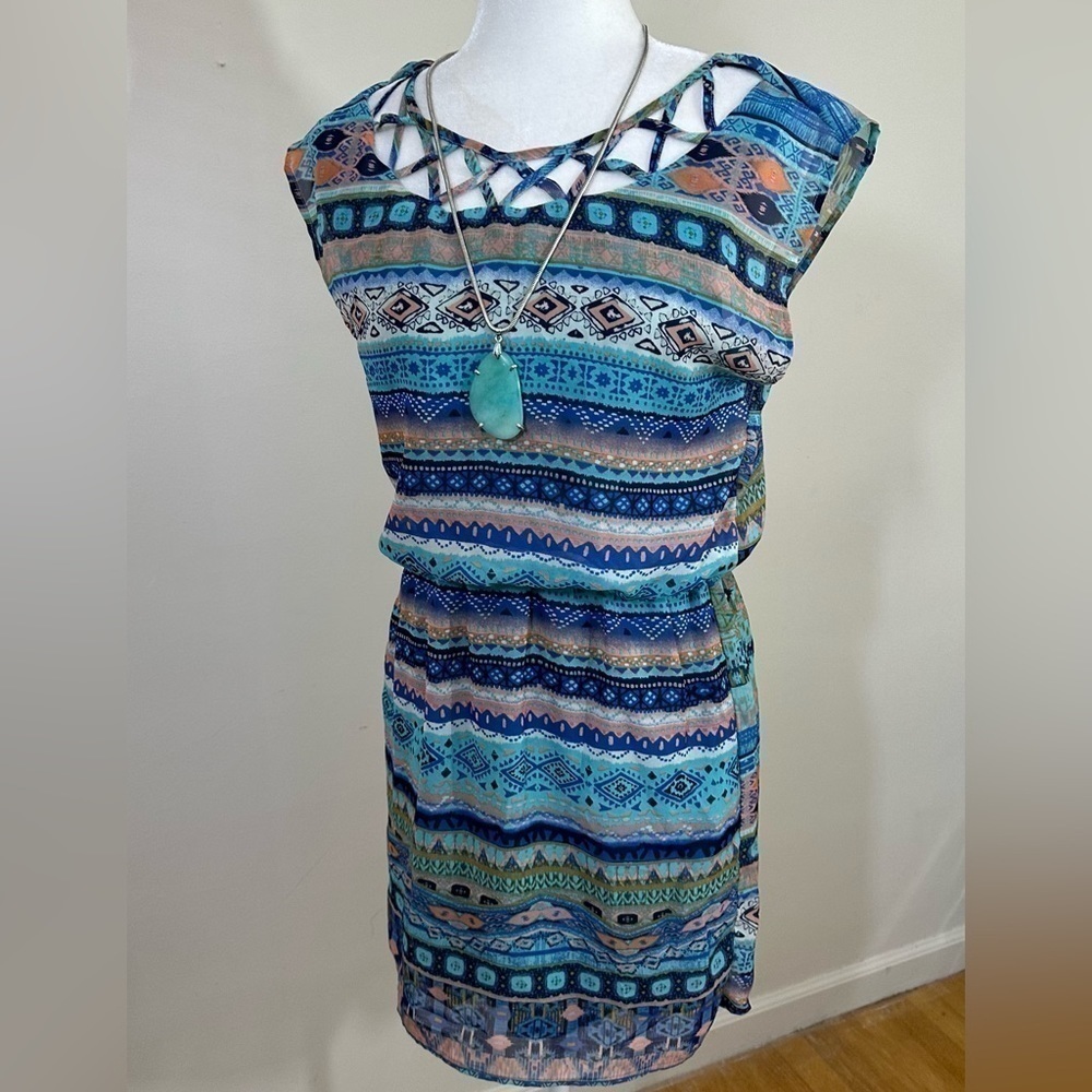 City Triangle’s sz sm dress in an abstract design. Sheer fabric with a lining - Picture 6 of 13